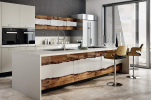 Cucina bianca e legno: contemporaneo esempio di equilibrio